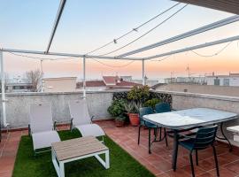 Open Sky, Apartamento con solárium privado y barbacoa: El Vendrell şehrinde bir otel