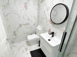 Luxury Stylish studio Flat +spacious Bathroom-no 6, hotel in Leicester