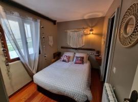 Petite chambre cosy avec salle de bain privative: Saint-Pierre-dels-Forcats şehrinde bir otel