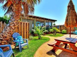 Spanish Village Cottage w private cabana, hotel in Port Aransas