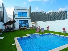 Al Bandar Luxury Villa with 5BHK with private pool, cottage in Fujairah
