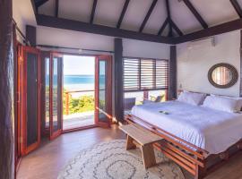 Private Oceanfront Fijian Villa Sleeps 8, hotel v destinaci Malolo