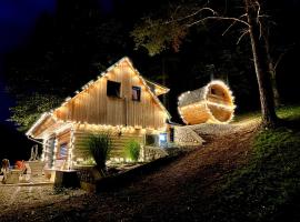 Romantic cabin with hot/cold tub and finnish sauna, hotel em Šentvid pri Stični