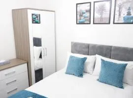 Modernized Three Bedroom House near City Stadium, Attractions, City Centre - Sky n Netflix - Convenient Transport
