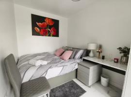 Shared House - 10 mins from Piccadilly Station/Man Uni/O2 Apollo, privat indkvarteringssted i Manchester
