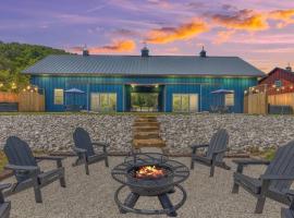 New Barndo/Kayak Launch/ 2 Private Hot Tubs, hotel pet friendly a Stanton