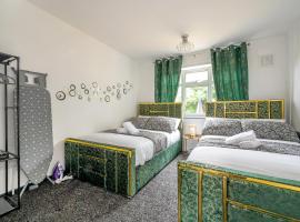 *RA26S* For your most relaxed & Cosy stay + Free Parking + Free Fast WiFi *, hotel in Alwoodley, Leeds