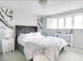 Recently renovated,modern house. train station, holiday home in North Mimms