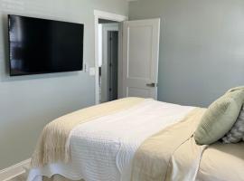 Luxurious Remodeled Home Close To Charleston, viešbutis šeimai mieste Gus Krikas