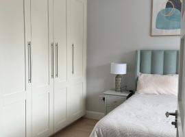 Double bedroom with private bathroom close to city center, cheap hotel in Henleyʼs Bridge