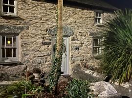 Brynglas Cottage with Hot Tub, Anglesey. โรงแรมในLlanfachraeth