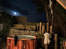 Brynglas Cottage with Hot Tub, Anglesey., Hotel in Llanfachraeth