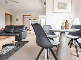 CBD Apartment with WiFi & Parking