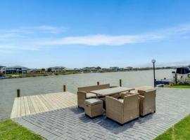 Hi-end Waterfront Retreat with Jetty No Linen Included, holiday home in Hindmarsh Island