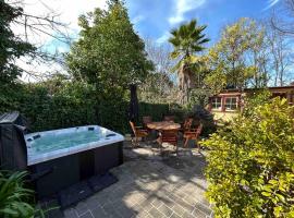 Porters Cottage Garden, hotel with jacuzzis in Albury