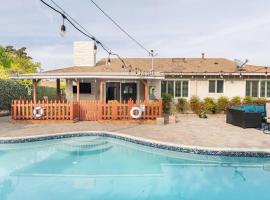 Family Home by Disney+Knotts, Pool,Game Room, pet-friendly hotel in Fullerton
