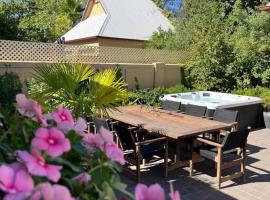 Porters Cottage Oasis, family hotel in Albury