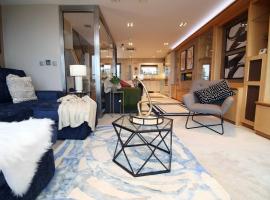 5 BR | Luxury | Stunning Beachview, hotel mewah di Swansea