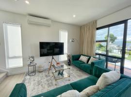 Your Modern Home in Sandringham, Close to City, Heat Pumps, Netflix, Parking, villa i Auckland
