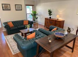 Grand retreat in peaceful street, βίλα σε Wodonga