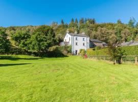 Lakeland farmhouse with an acre of gardens, games room and free parking, sveitagisting í Rusland