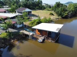 Hj Hassan Floating Cabin, campsite in Kuala Terengganu