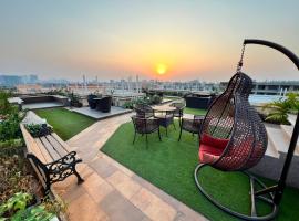 Juhu Getaway with Rooftop Pad!، بيت عطلات شاطئي في مومباي