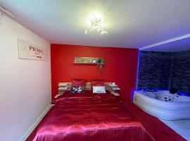 Spa House , love room: Tremblay-En-France şehrinde bir otel