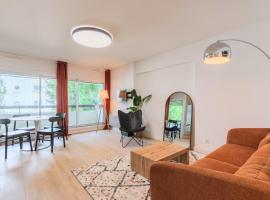 Spacious apartment with balcony and parking, hotel en La Madeleine