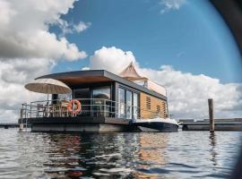 Hausboot Heaven on Earth, hotel en Klitten