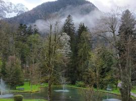 Grubhof Treetops, hotel na may pool sa Sankt Martin bei Lofer