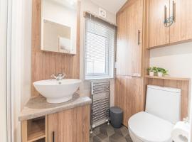 Tastefully decorated lodge on popular holiday park, easy access to Lakes and Dales and free parking, hotel em Carnforth