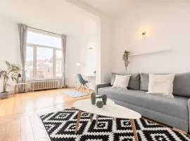 La Madeleine-Beautiful bright two bedroom apart