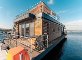 Hausboot Paradise، فندق في Klitten