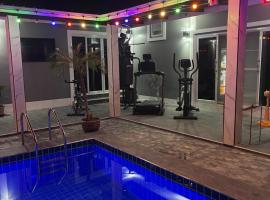 S & K surin，Ban Khi Lek的附設泳池的飯店