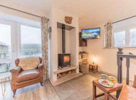 Romantic getaway, little two bed, two bath barn conversion with amazing views and parking, landhuis in Ambleside