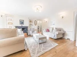 Central Kendal Georgian Home with private courtyard & free parking