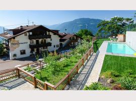 Residence Innerfarmerhof, serviced apartment in Tirolo