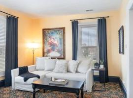 Spacious upstairs 1bed- Walking distance to Beach outlet mall, family hotel in Michigan City