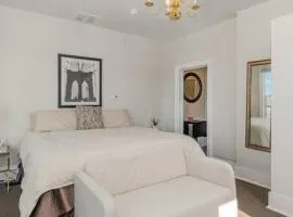 Studio w King Bed Walking distance to Beach & Shops