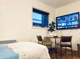 Entire Unit in Penguin with Free Parking – hotel w mieście Penguin