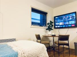 Entire Unit in Penguin with Free Parking: Penguin şehrinde bir otel