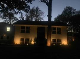 Tranquil Trio 6 BR, 4 BA, 3 Units, Deer Haven, cottage in Silver Spring