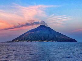 Stromboli Suite Apartment with Terrace Volcano & Sea view, hotel v destinácii Stromboli