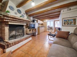 agradable casa rural con chimenea y aire acondicionado, hotel en Vilaverd