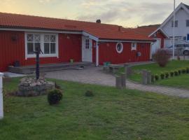 Skönaste stället som finns. Bara 300 m till havet., familiehotel in Lysekil