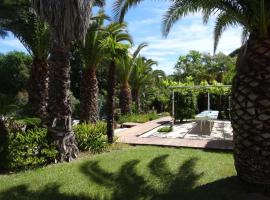 Le Mas de la Palmeraie - Mas 3 dans propriété privée au calme avec piscine et tennis, hotel in Bormes-les-Mimosas