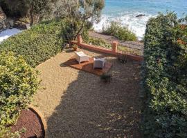 Terrace on the sea: beach & pool, Hotel in Marina dʼAndora