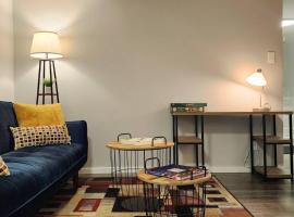 Guest Suite in Saint Hubert, bus to REM and Metro, departamento en Longueuil