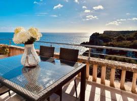 Villa in erster Meereslinie I Smart-TV I Whirpool, holiday home in Cala Llombards